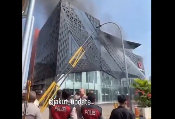 Tiga Jam Berjuang, Gulkarmat Padamkan Kebakaran di Mangga Dua Square